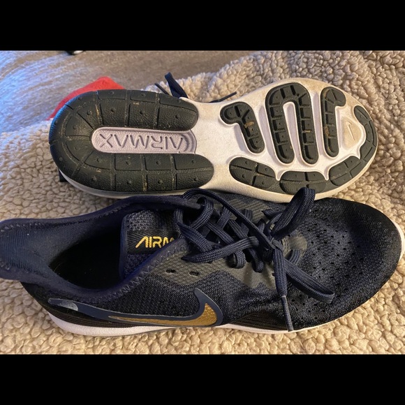 Women’s Airmax tennis shoes - Picture 2 of 3